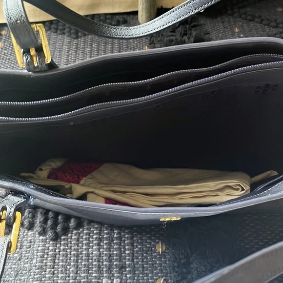 Tory Burch Emerson tote in navy - Picture 2 of 6